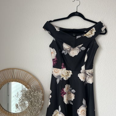 Robe noire à fleurs 