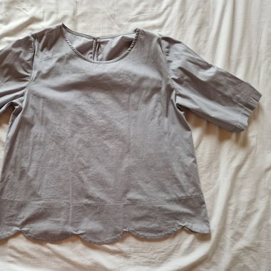 Haut gris à manches courtes