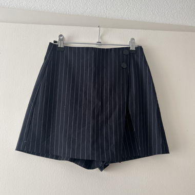 Marineblauer Shorts mit Streifen