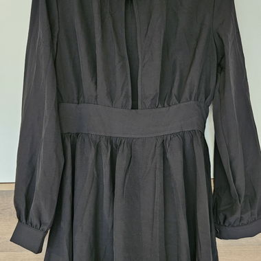Robe noire à col montant