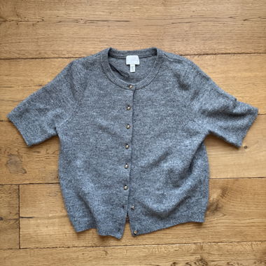Grauer Cardigan mit kurzen Ärmeln