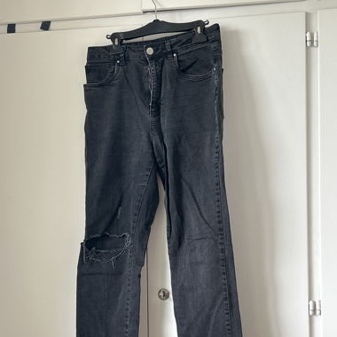 Schwarze Jeans mit loch