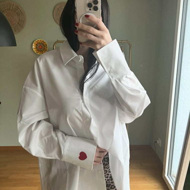 Camicia in cotone bianco con dettagli cuore