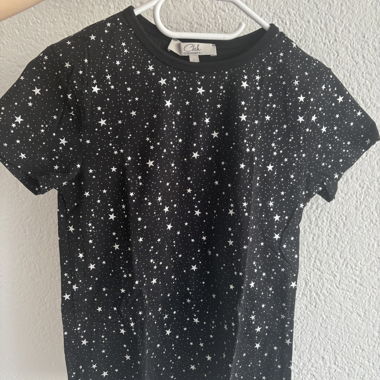 Schwarzes T-Shirt mit Sternenmuster