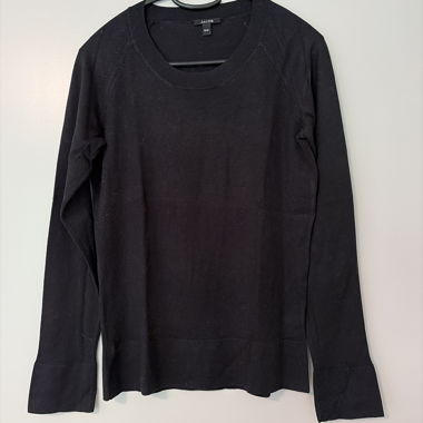Schwarzer Pullover mit langen Ärmeln