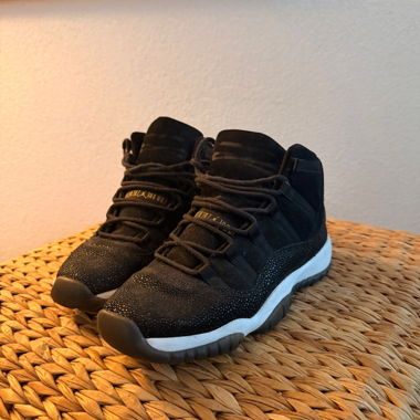 Schwarze Air Jordan 11
