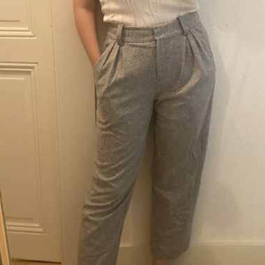 Graue Faltenhose
