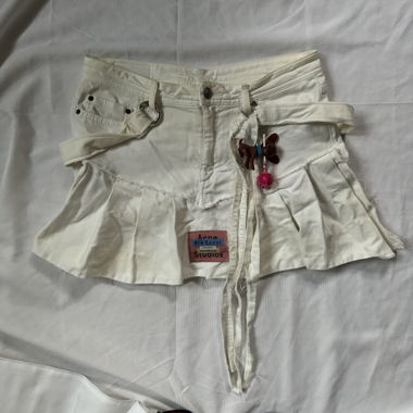 Jupe relookée Y2K avec pendentif chien