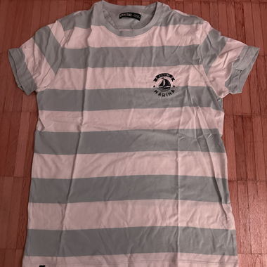 T-shirt rayé bleu et blanc