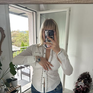 camicia rockstar con borchie bianca