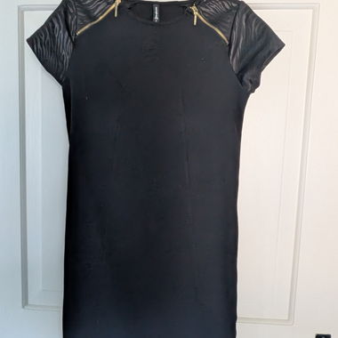 Schwarzes Minikleid mit Effekt-Ärmel