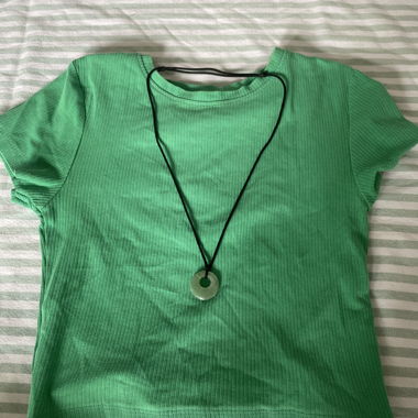 T-shirt verde a maniche corte con collana