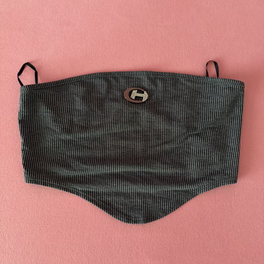 Top off-shoulder a righe con logo