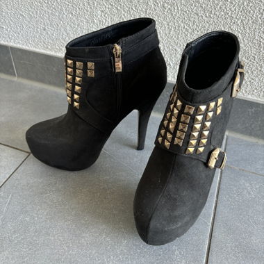 Schwarze High Heels mit Nieten