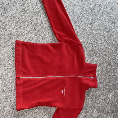 sportliche rote Fleecejacke
