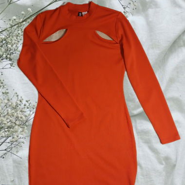 Robe rouge ouverte devant les épaules
