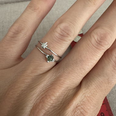 Anello con stella e pietra