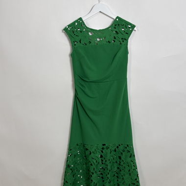 Grünes Kleid mit Spitzenbesatz