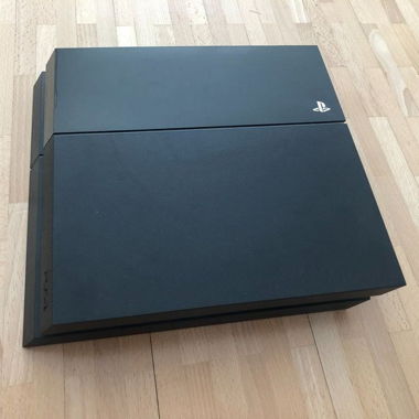 PS4 Konsole und Kabel