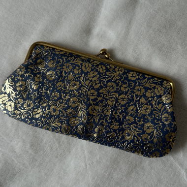 Pochette ricamata vintage blu e oro
