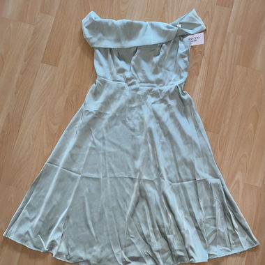 Petite: Satin off-shoulder midi dress Salbeigrün