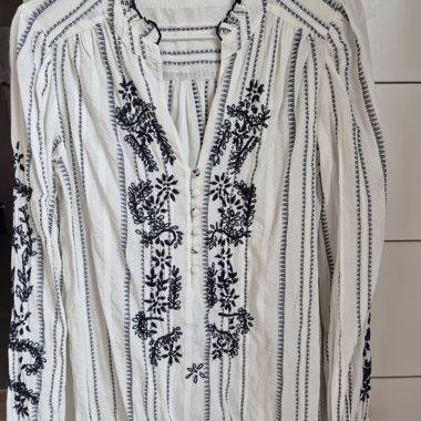 Blusa ricamata blu e bianca