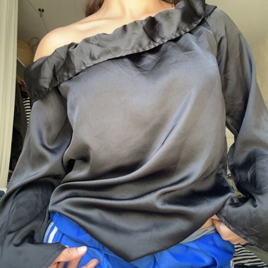 Satinbluse Saski in Schwarz mit Carmenausschnitt