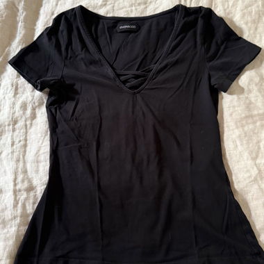 Top nero con scollo e lacci in pizzo