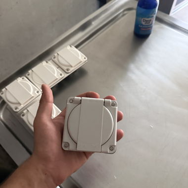 Industrial socket outlet