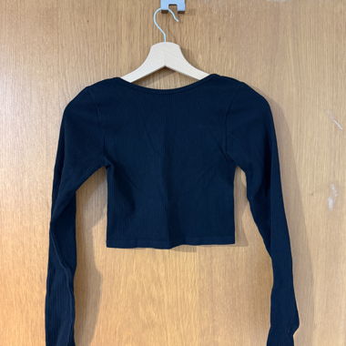 Top nero a maniche lunghe cropped