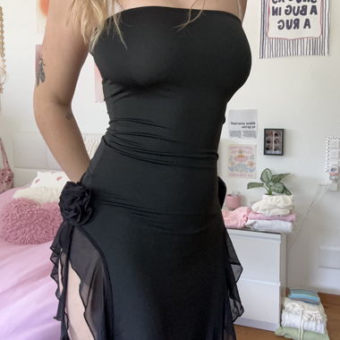 Schwarzes Kleid mit Schlitzen