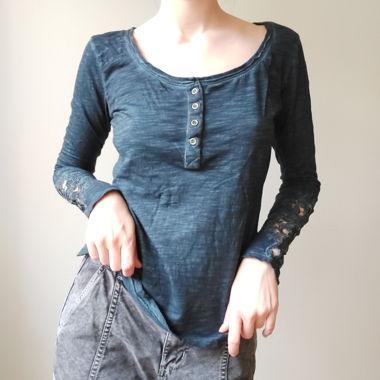 Blue shirt with lace on sleeves