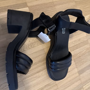 Black sandals with block heel