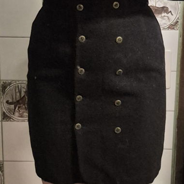 Jupe noire élégante avec boutons