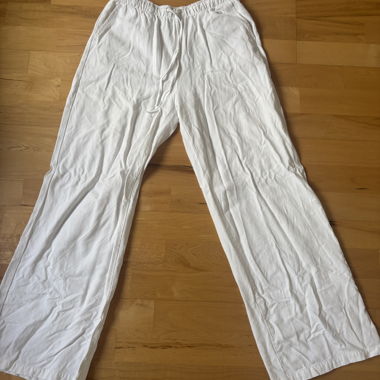 Pantaloni di lino bianchi di Stradivarius