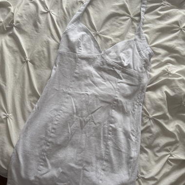 Robe blanche à encolure cœur