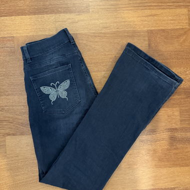 jeans évasés taille basse avec papillons en strass