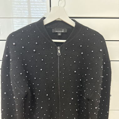 Schwarze Strickjacke mit Perlen