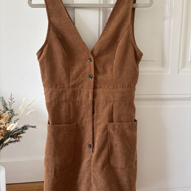 Robe tablier avec boutons