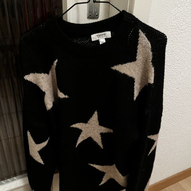 Verspielter Sternpullover