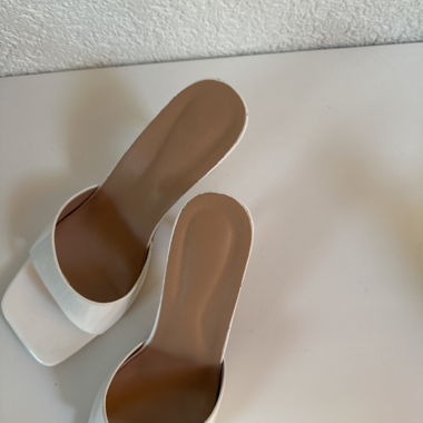 Weisse Mules mit flachem Absatz