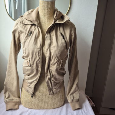 Kurze beige Jacke mit Kapuze