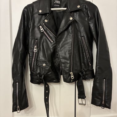 Schwarze Bikerjacke aus Kunstleder