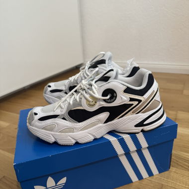 Sneakers Adidas bianche e nere