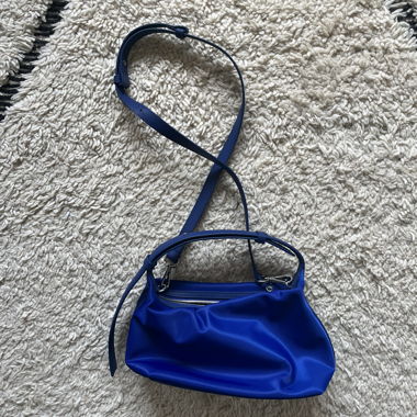 Sac bandoulière bleu d’ARKET