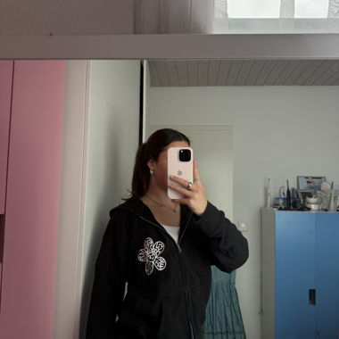 Hoodie noir avec imprimé floral