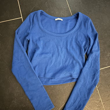 Top corto a maniche lunghe Bershka blu