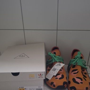 Pharrell Williams HU NMD Sneakers mit Animal-Print