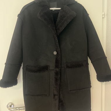 Manteau noir en fausse fourrure