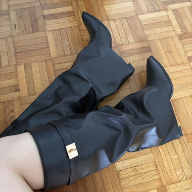 Schwarze hohe Stiefel